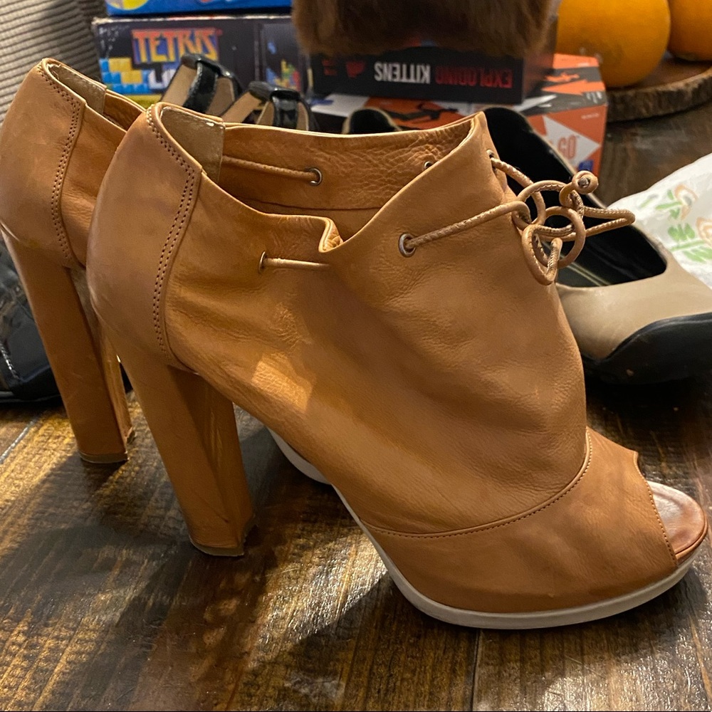 FENDI LEATHER Booties Sz 39 GORGEOUS
